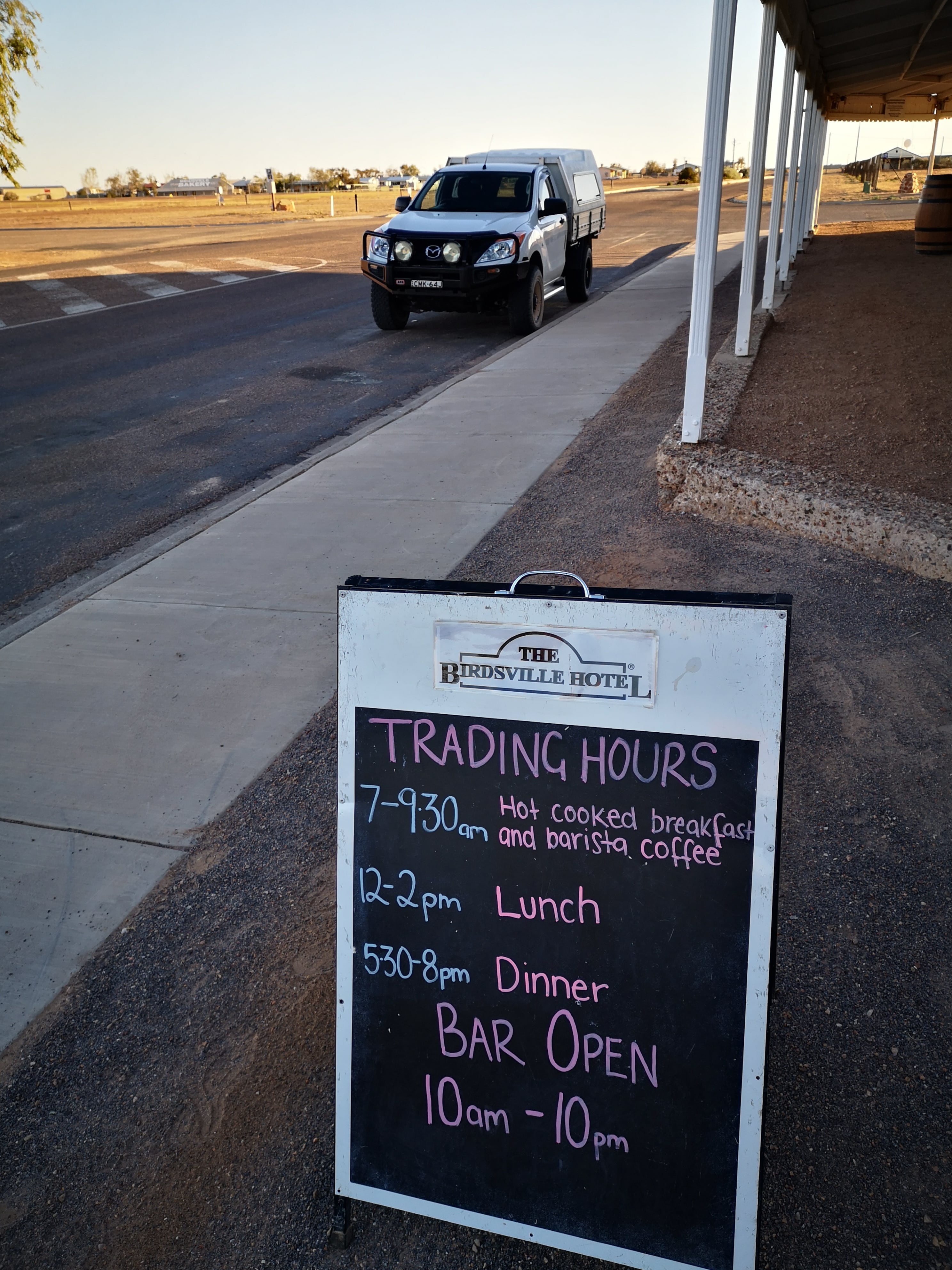 Birdsville Hotel门前。