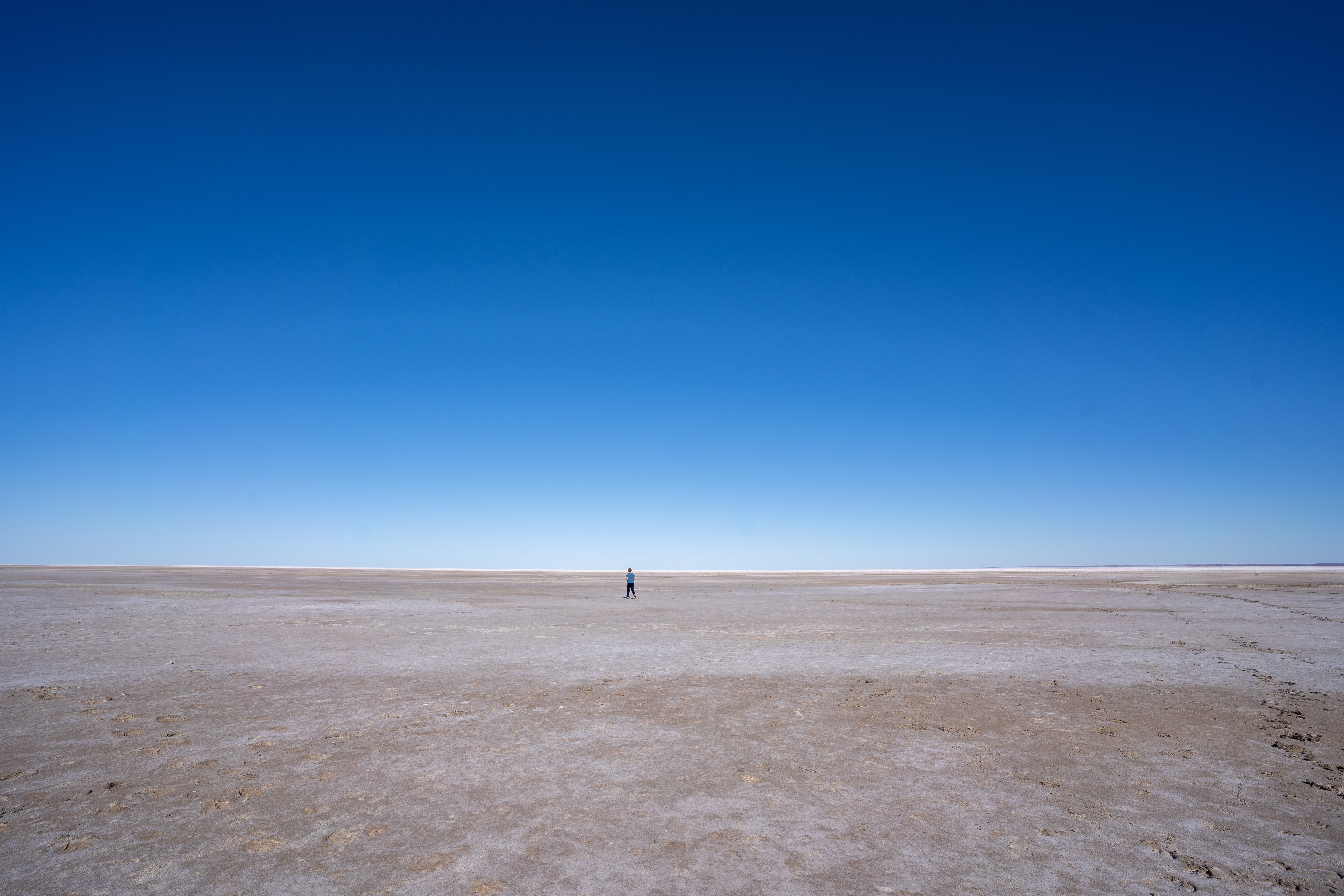 Lake Eyre，澳洲最大湖泊。